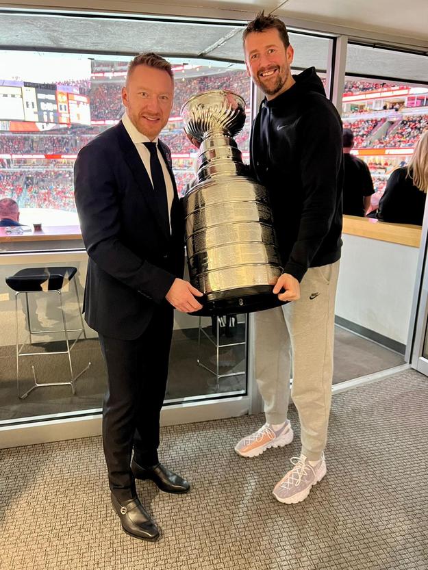 Martin Rančík s Mariánom Hossom počas osláv slovenskej hokejovej legendy, keď jej vyvesovali Chicago Blackhawks dres pod strop haly United Centre.
