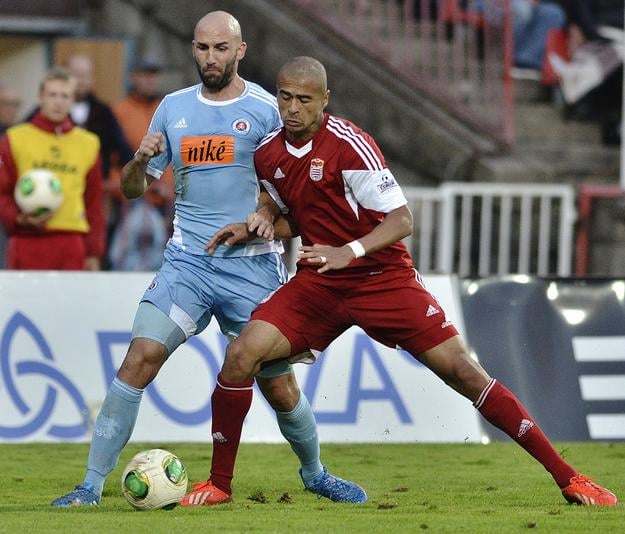 Dionatan Teixeira v drese Banskej Bystrice v súboji s bývalým útočníkom Slovana Bratislava a v súčasnosti športovým riaditeľom belasých Róbertom Vittekom.