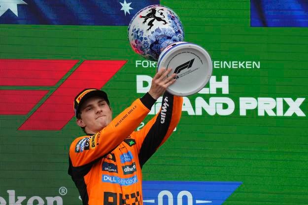 Austrálčan Oscar Piastri z McLarenu sa raduje na pódiu víťazov po výhre VC Holandska v Zandvoorte 31. augusta 2025.