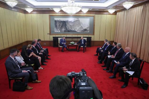 Прем’єр Роберт Фіцо під час зустрічі з російським президентом Володимиром Путіним у Пекіні.