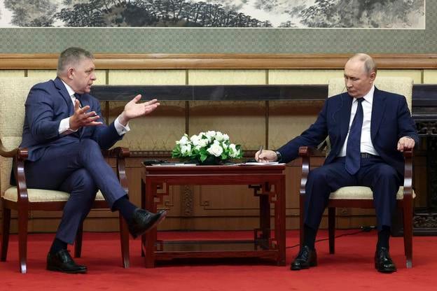 Володимир Путін слухає прем’єр-міністра Словаччини Роберта Фіцо під час їхньої зустрічі в державній резиденції у Пекіні, Китай, у вівторок, 2 вересня 2025 року.