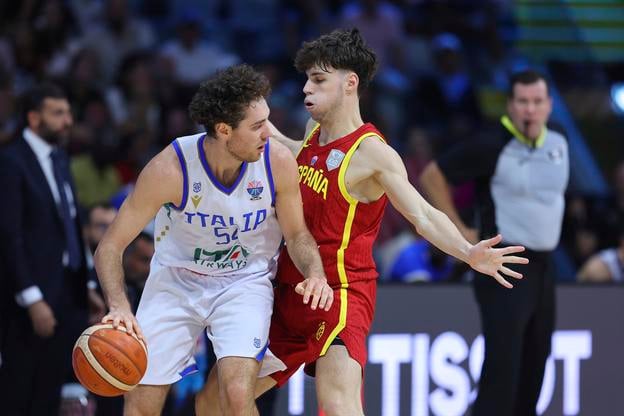 Španielsky hráč Mario Saint-Supery.(vpravo) bráni Taliana Alessandra Pajolu v zápase C-skupiny Španielsko - Taliansko na ME v basketbale mužov.
