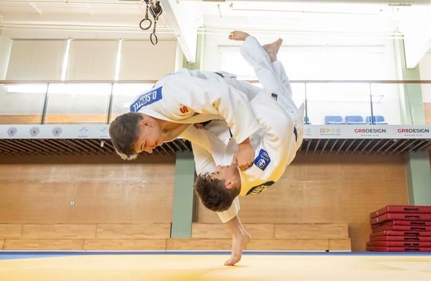 Na snímke juniorskí reprezentanti Slovenska v džude, vpravo zlatý medailista z Berlína Jozef Tománek ml. a vľavo bronzový medailista zo Sarajeva Oliver Scheffel 23. júna 2025 v Pezinku. 