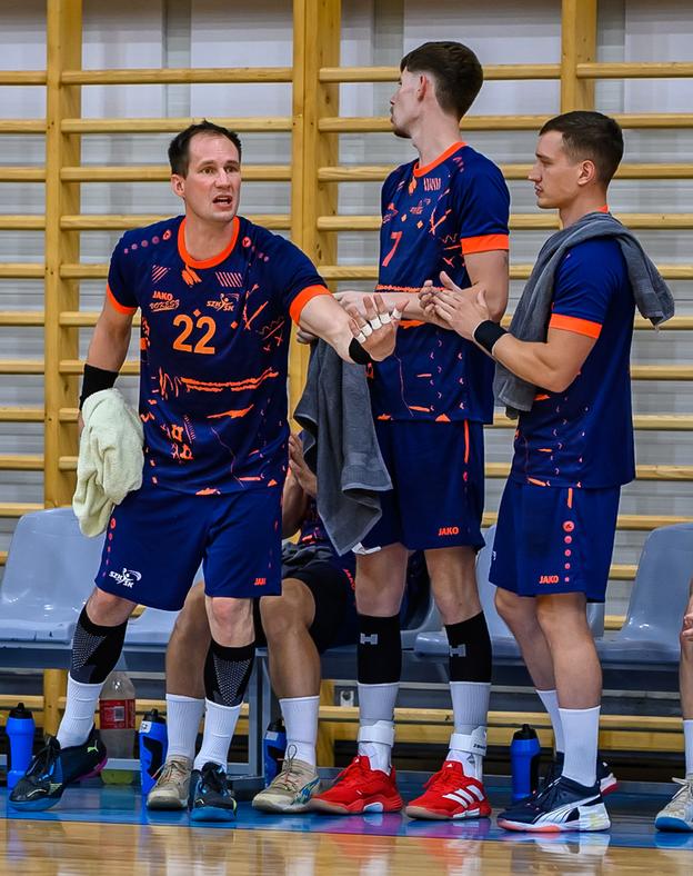 Slovenský pivot maďarského tímu Szigetszentmiklósi KSK (s číslom 22) odovzdáva svoje skúsenosti na palubovke i lavičke.