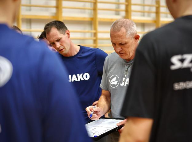 Martin Mazák naberá trénerské skúsenosti od hlavného kouča tím Szigetszentmiklósi KSK Vilmosa Imreho.