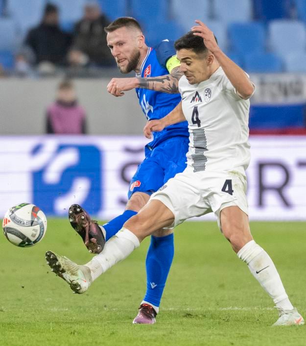 Milan Škriniar (vľavo) počas marcového súboja play off o postup do B-divízie Ligy národov Slovensko - Slovinsko v Bratislave 20. marca 2025. FOTO 