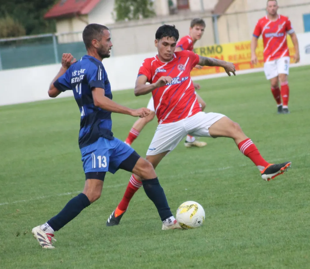 Darwin González (in the red jersey)