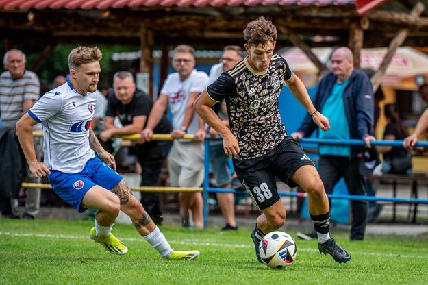 Zvolenčan Lukáš Jendrek (vľavo) naháňa Šimona Vlnu. Ten tentoraz pre reprezentačné povinnosti za Duklu nenastúpi.