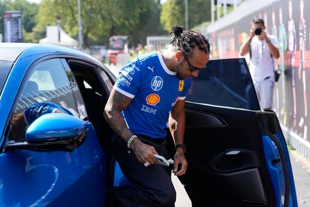 Lewis Hamilton prichádza na okruh v Monze v špeciálnom modrom tímovom tričku.