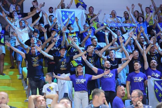 Fanúšikovia Bosnia oslavujú postup svojho tímu.