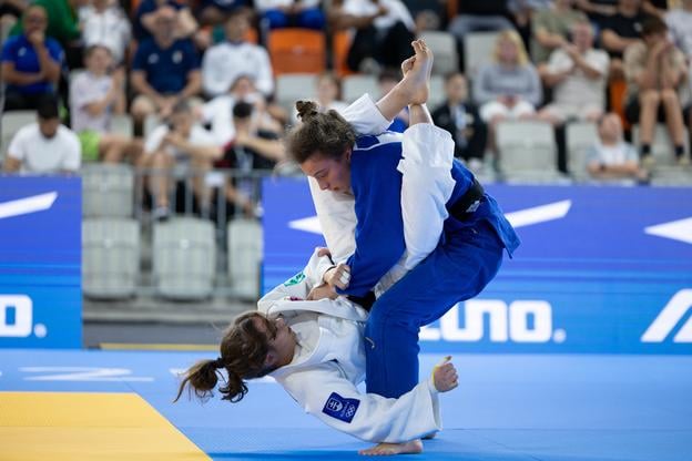 Patrícia Tománková (dolu) neuspela v osemfinále s Holanďankou Wandelovou.
