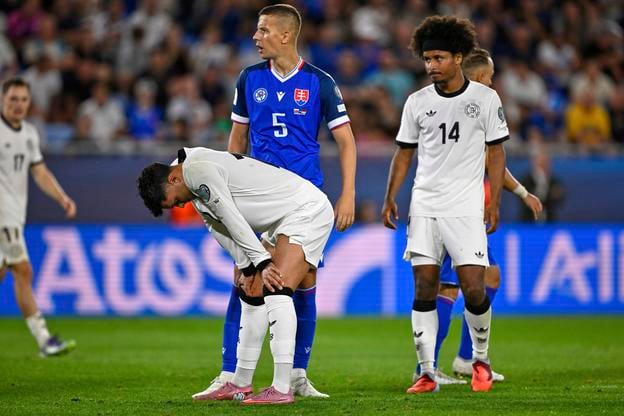 Nadiem Amiri (vľavo) a Karim Adeyemi nečakali, že na Slovensku prehrajú 0:2.