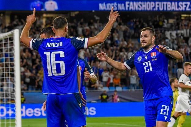 Dávid Hancko (vľavo) oslavuje gól do siete Nemecka, vpravo mu prichádza gratulovať Matúš Bero.