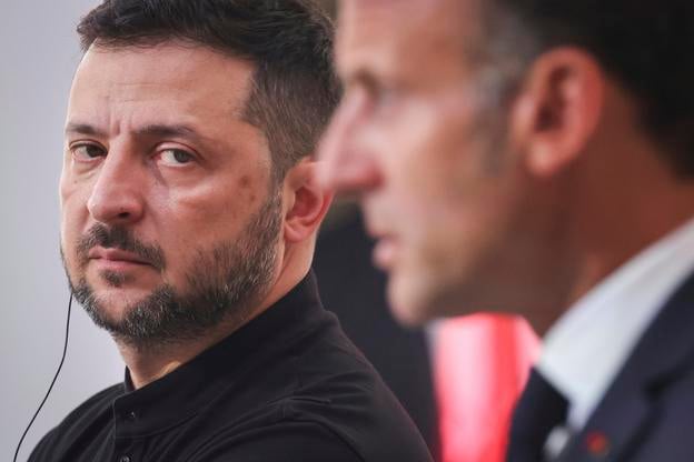 Ukraine's President Volodymyr Zelensky looks at France's President Emmanuel Macron as he delivers a speech following a summit on Ukraine in Paris on 4 September 2025.