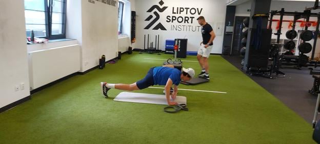 Hokejový brankársky talent Michal Prádel počas prípravy v Športovom inštitúte v Liptovskom Mikuláši pod vedením Šimona Klimčíka.
