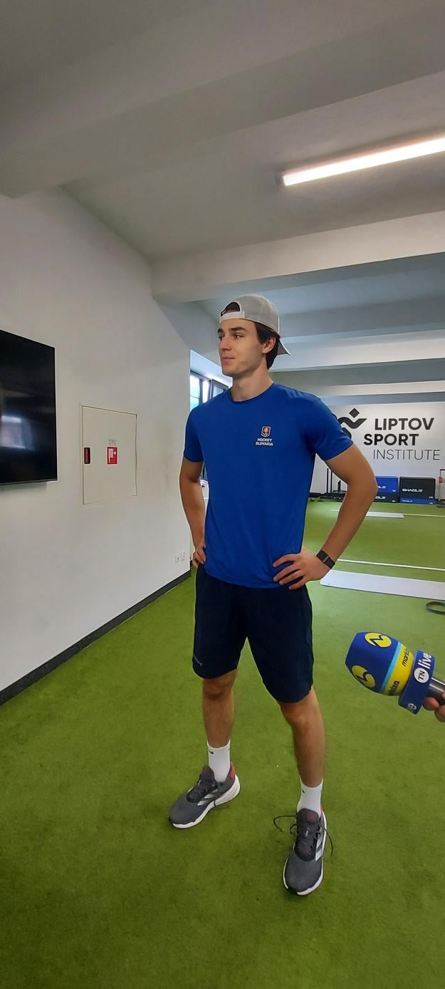 Hokejový brankár Michal Prádel pripravený odpovedať na otázky médií počas záverečného dňa letnej fyzickej prípravy v Liptovskom Mikuláši.