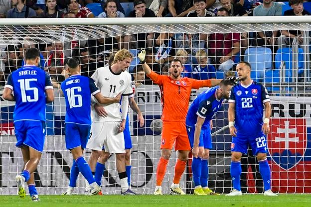 Slovenskí reprezentanti zaskočili favorizovaných Nemcov aj vďaka tomu, že ubránili vysokého útočníka Nicka Woltemadeho (s číslom 11).