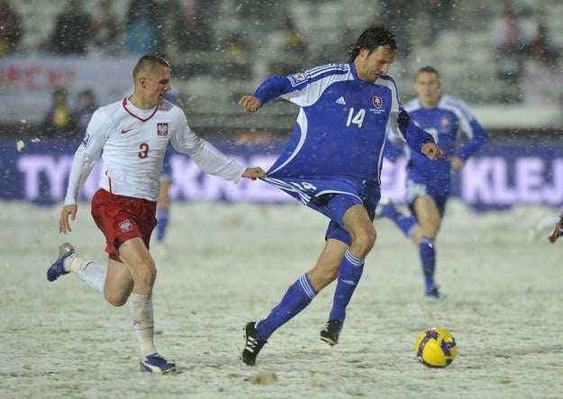 "Slovenský hrdina" Seweryn Gancarczyk (vľavo), ktorý vlastným gólom poslal našich na MS 2010, sa takto snažil zastaviť Jána Kozáka ml.