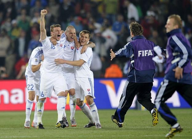 Radosť Slovákov po víťazstve nad Talianskom 3:2 v zápase F-skupiny MS 2010. Zľava Ján Ďurica, Martin Škrtel a Radoslav Zabavník...