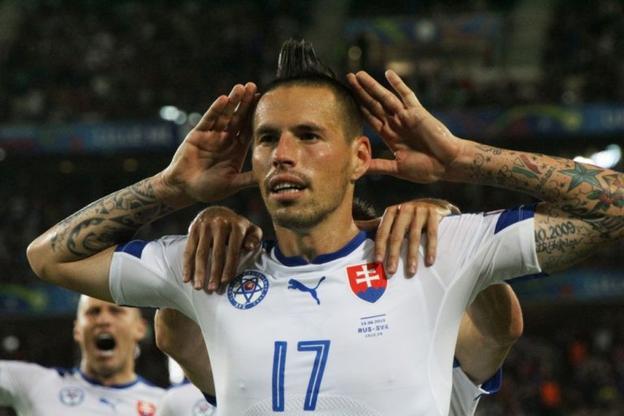 Marek Hamšík po exportnom góle do siete Ruska takto oslavoval pred tribúnou so slovenskými fanúšikmi.