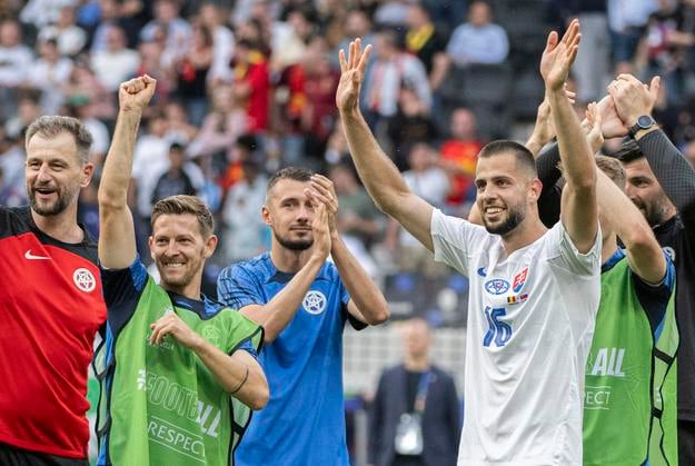 Radosť našich po triumfe nad Belgickom na Eure 2024. V strede v modrom autor jediného gólu stretnutia Ivan Schranz.
