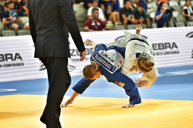 Lenka Tománková v akcii na tatami.