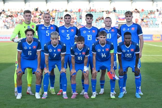 Na snímke základná jedenástka reprezentácie Slovenska U21 pred kvalifikačným zápasom na ME 2027 hráčov do 21 rokov D-skupiny Slovensko - Andorra v Skalici.