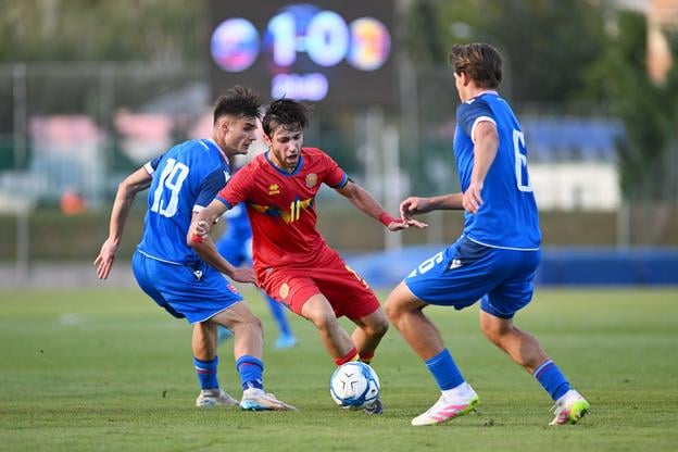Na snímke zľava hráč Slovenska František Kóša, hráč Andorry Nil Linares a hráč Slovenska Hugo Pávek počas kvalifikačného zápasu na ME 2027 hráčov do 21 rokov D-skupiny Slovensko - Andorra v Skalici.