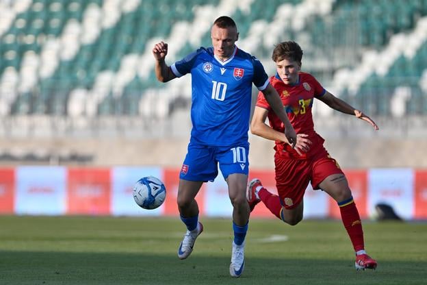 Na snímke vľavo hráč Slovenska Nino Marcelli a hráč Andorry Daniel Vieira počas kvalifikačného zápasu na ME 2027 hráčov do 21 rokov D-skupiny Slovensko - Andorra v Skalici.