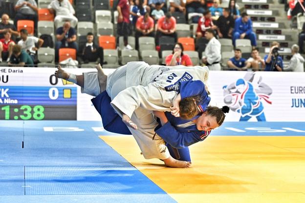 Nina Filkorová (vpravo) bojuje na tatami.