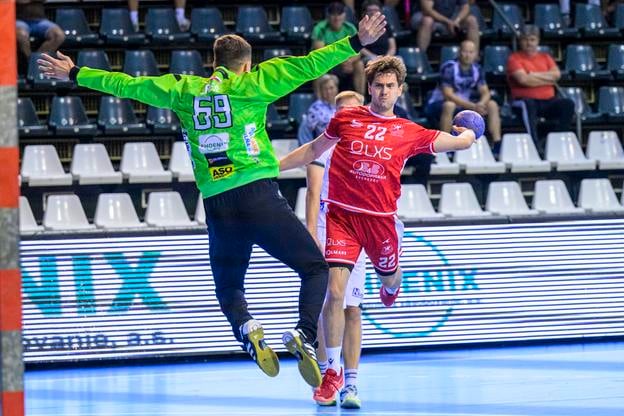 Nová brankárska akvizícia Tatrana Prešov Ivan Ereš svojimi zákrokmi tiež prispel k jednoznačnému víťazstvu nad MŠK Považská Bystrica v stretnutí 2. kola Niké Handball extraligy hádzanárov. Na fotografii čelí pokusu Považskobystričana Adama Ďuranu.