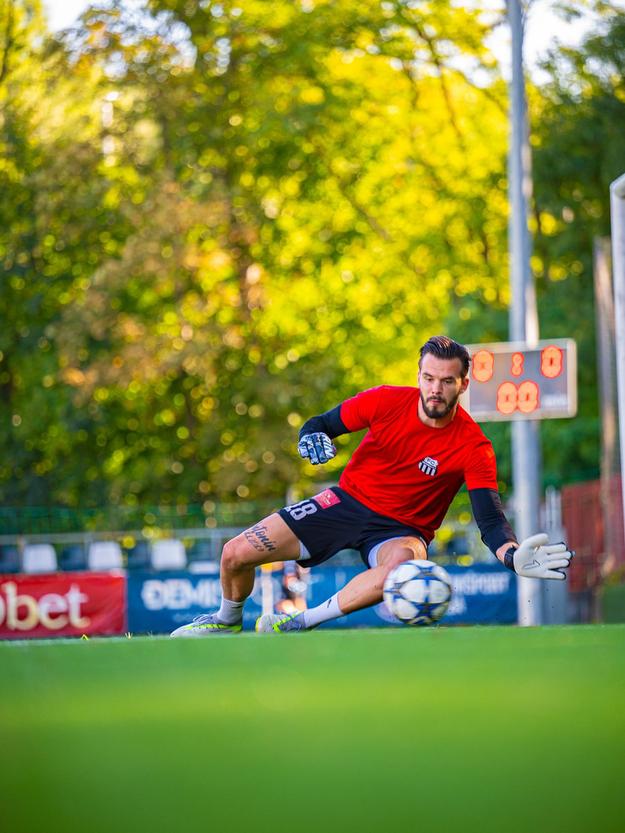 Petržalku v závere podržal parádnym zákrokom brankár Pavel Halouska.