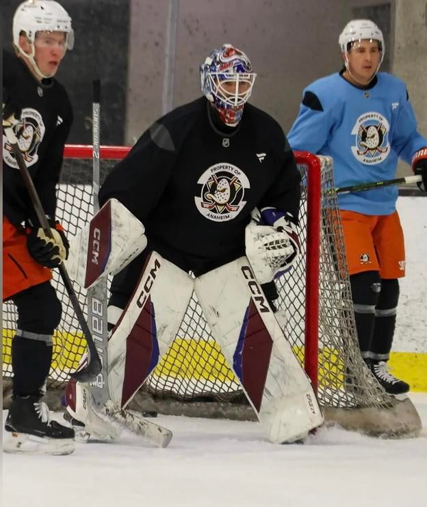 Peter Budaj sa na pár tréningoch postavil aj do bránky Anaheimu.