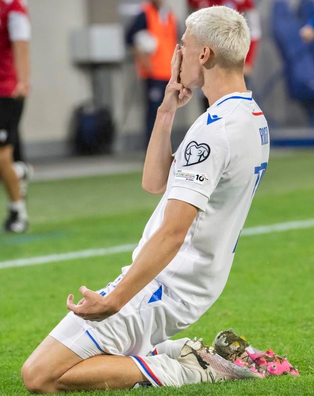 Tomáš Rigo sa takto tešil z gólu, na tribúnu poslal odkaz snúbenici.