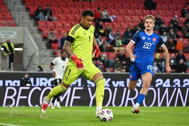 Adam Griger a brankár Nemecka Noah Atubolu počas prípravného zápasu medzi Slovensko 21 - Nemecko 21 v Trnave, v marci 2025.