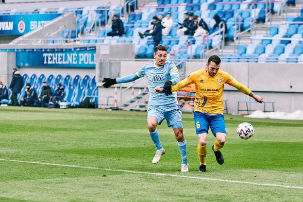 Andrej Štrba (vpravo) si zahral v drese Pohronia aj proti Slovanu v prvej lige. 