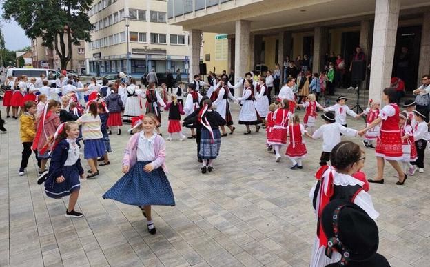 Get your (folk) dancing shoes on!