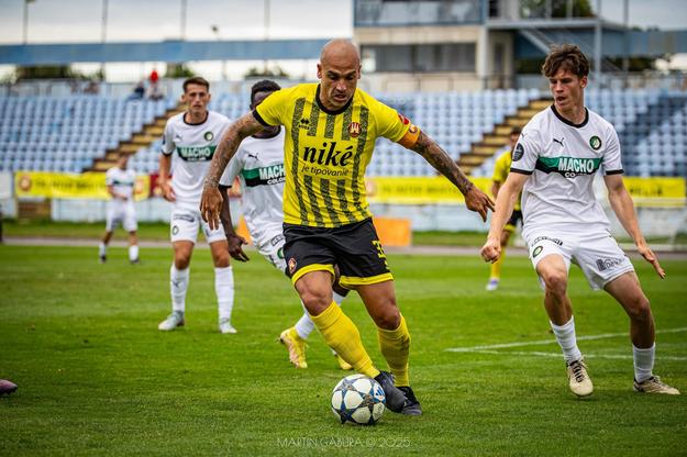 Juraj Piroska (s loptou) v zápale boja.