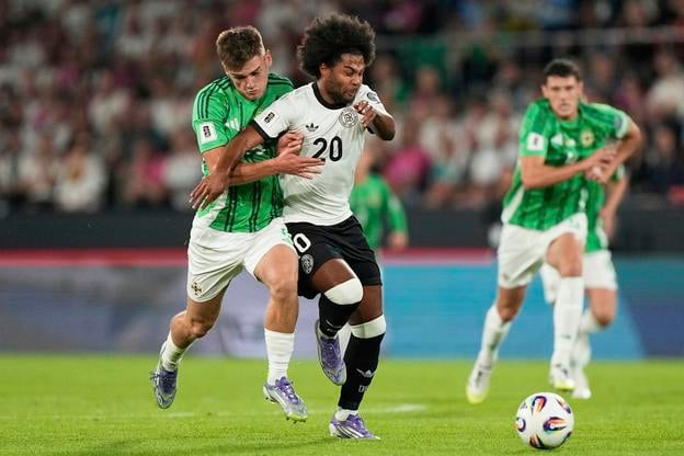Serge Gnabry (uprostred) a  Justin Devenny zo Severného Írska počas zápasu A-skupiny európskej kvalifikácie MS 2026 vo futbale Nemecko - Severné Írsko.