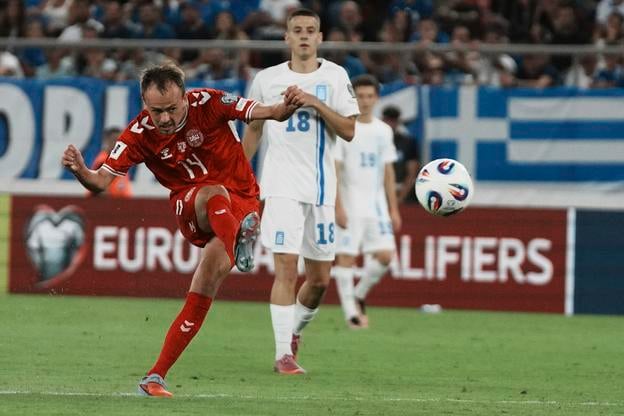 Dán Mikkel Damsgaard (vľavo) strieľa gól v zápase C-skupiny kvalifikácie MS2026 Grécko - Dánsko v Aténach.