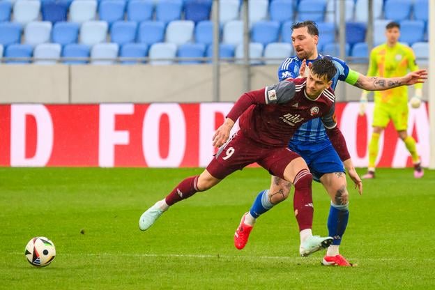 Daniel Smékal (uprostred) v drese Podbrezovej pred Guramom Kašiom (Slovan).