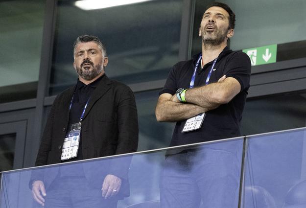 Na snímke legendy talianskeho futbalu, vľavo tréner talianskej futbalovej reprezentácie A Gennaro Gattuso a vpravo Gianluigi Buffon.