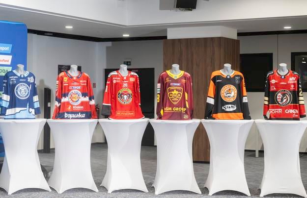 Na snímke domáce dresy hokejových tímov pre sezónu 2025/26 zľava HK Nitra, HKM Zvolen, HC MONACObet Banská Bystrica, HK Dukla Trenčín, HK Dukla Michalovce a HC Prešov.