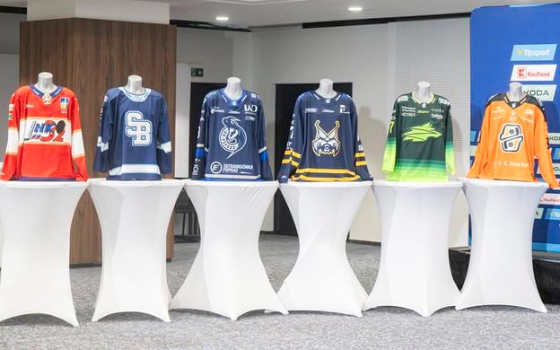 Na snímke domáce dresy hokejových tímov pre sezónu 2025/26 zľava HK 32 Liptovský Mikuláš, HC Slovan Bratislava, HK Poprad, HK Spišská Nová Ves, Vlci Žilina a HC Košice počas tlačovej konferencie  pred začiatkom hokejovej Tipsport ligy 2025/26.