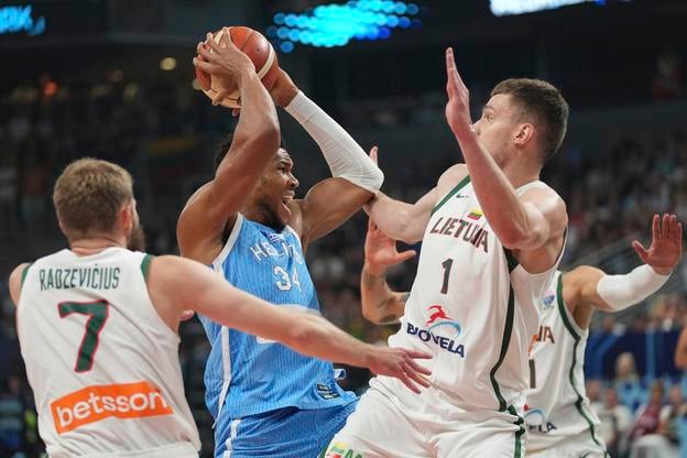 Jannis Antetokunmpo (uprostred) z Grécka, Gytis Radzevičius (vľavo) z Litvy a Marek Blaževič z Litvy počas štvrťfinálového duelu Litva - Grécko na ME v basketbale mužov.