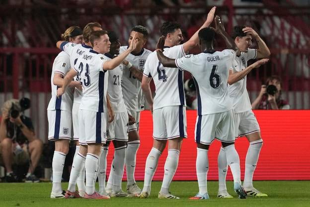 Noni Madueke (štvrtý zľava) z Anglicka sa teší so spoluhráčmi z gólu počas zápasu K-skupiny európskej časti kvalifikácie MS2026 vo futbale Srbsko - Anglicko v Belehrade.