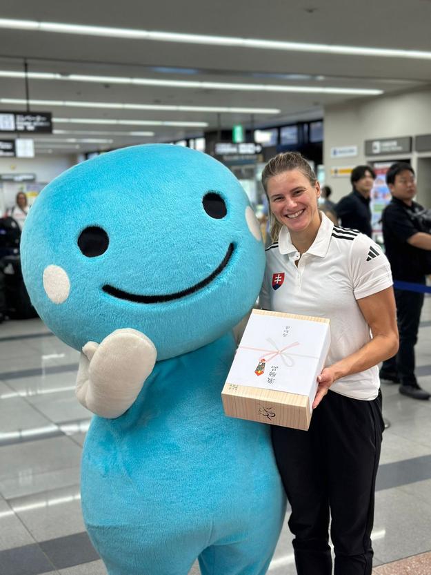 Prekážkarka Daniela Ledecká si hneď na letisku zapózovala so „živým maskotom“.