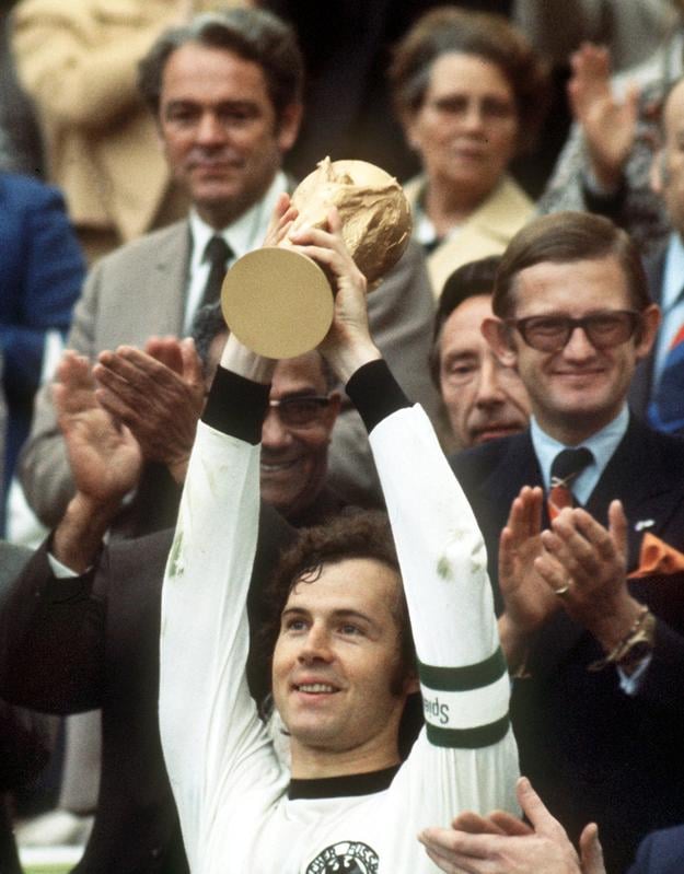 Na archívnej snímke zo 7. júla 1974 v Mníchove kapitán nemeckého tímu Franz Beckenbauer sa teší s trofejou po víťazstve vo finále majstrovstiev sveta vo futbale medzi Západným Nemeckom a Holandskom.