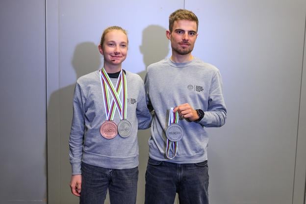Zľava cyklistka a dvojnásobná juniorská medailistka Viktória Chladoňová a cyklista a strieborný medailista Martin Svrček.