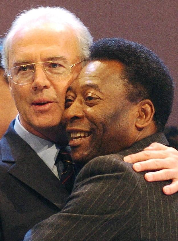 Na archívnej snímke zo 4. decembra 2003 brazílska futbalové legenda Pelé (vpravo) a bývalý nemecký futbalový reprezentant Franz Beckenbauer.